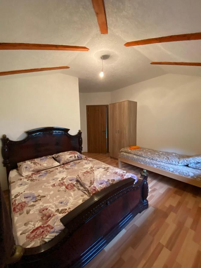 Shpija E Gjyshit Vuthaj Hotel Gusinje Exterior foto